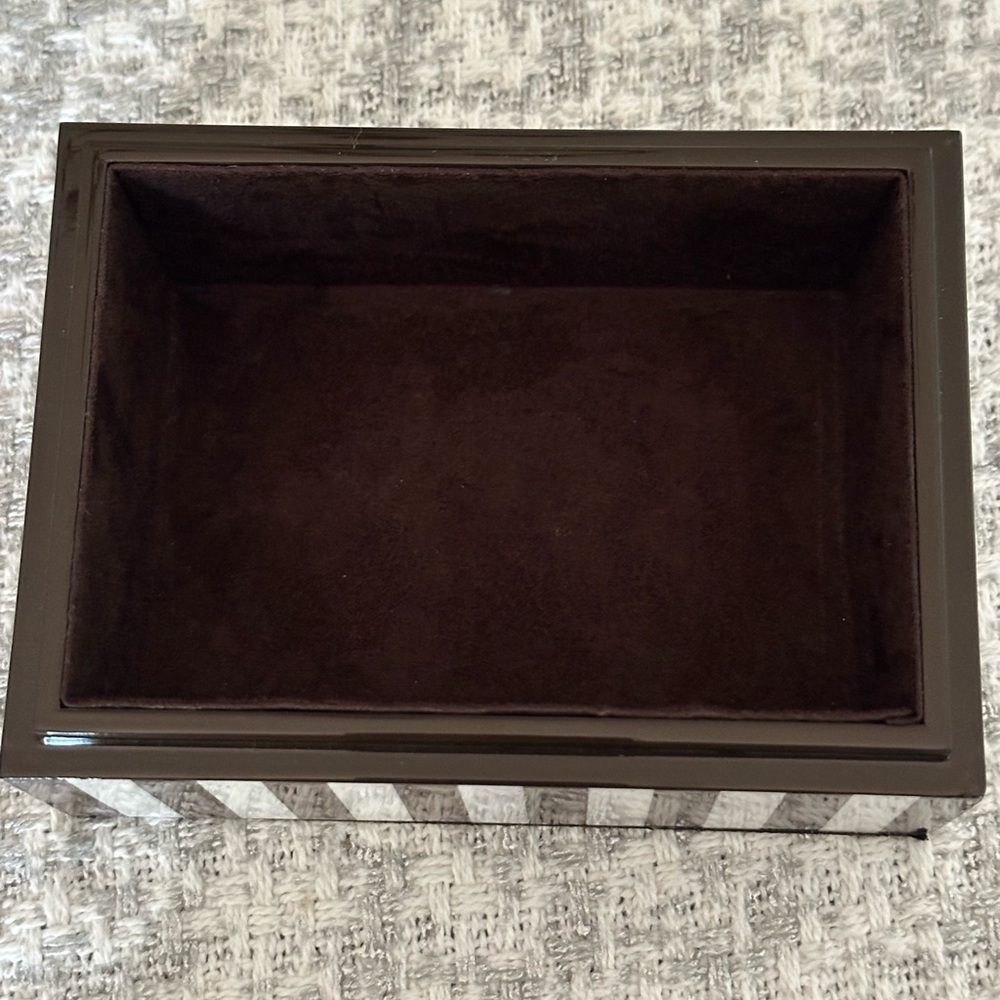 Henri Bendel Lacquer Jewelry Cosmetics Box - Picture 7 of 14